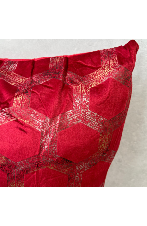 Capa de Almofada Vermelha com Detalhe de Colméia em Suede